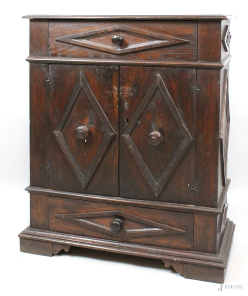 Piccola credenza in legno tinto a noce a due cassetti e due sportelli, altezza 85,5x67x31,5 cm.