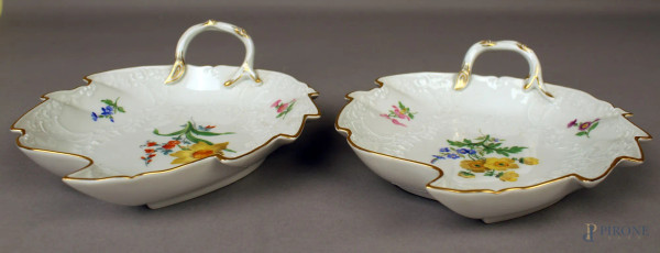 Coppia di centrotavola a foglia in porcellana Meissen a decoro di fiori, cm 23x19.