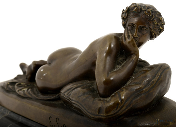 Scultura in bronzo patinato raffigurante nudo di giovane donna distesa, XX secolo. Base in marmo....