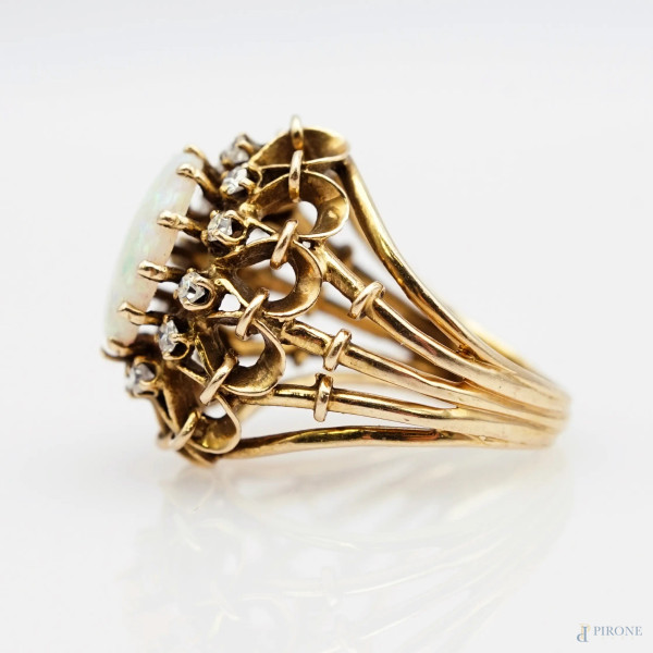 Anello in oro 14 Kt con 12 diamanti e un opale centrale cabochon, misura 10, peso gr. 6.6