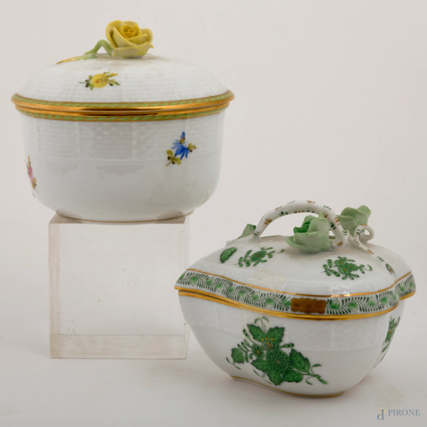 Lotto di due zuccheriere in porcellana Herend, rispettivamente a corpo cilindrico e a guisa di foglia, decorati in policromia. Coperchi con prese a foggia di rose in rilievo, XX secolo, misure massime cm 10,5x11, (difetti)