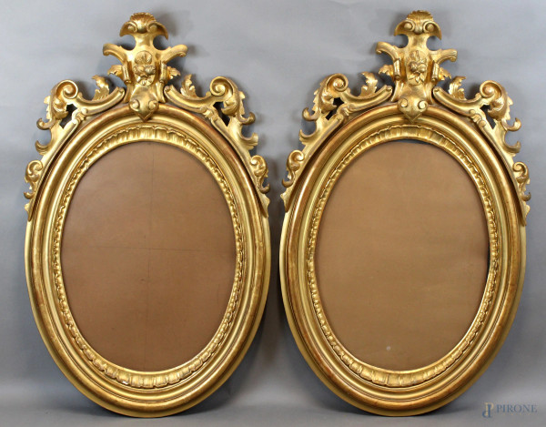 Coppia di cornici ovali in legno intagliato e dorato, ingombro cm h130x78, luce cm 88x63, XIX secolo, (lievissimi difetti).