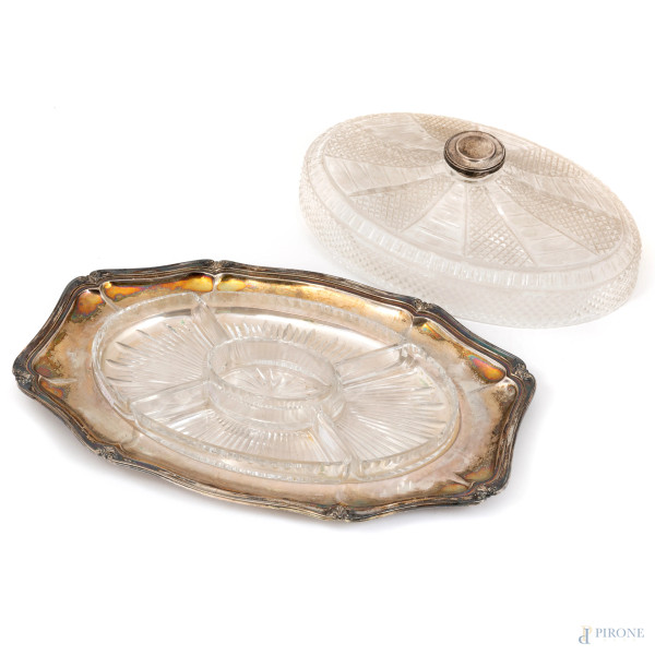 Antipastiera composta da vassoio in argento, vaschette e coperchio in cristallo con presa in arge...