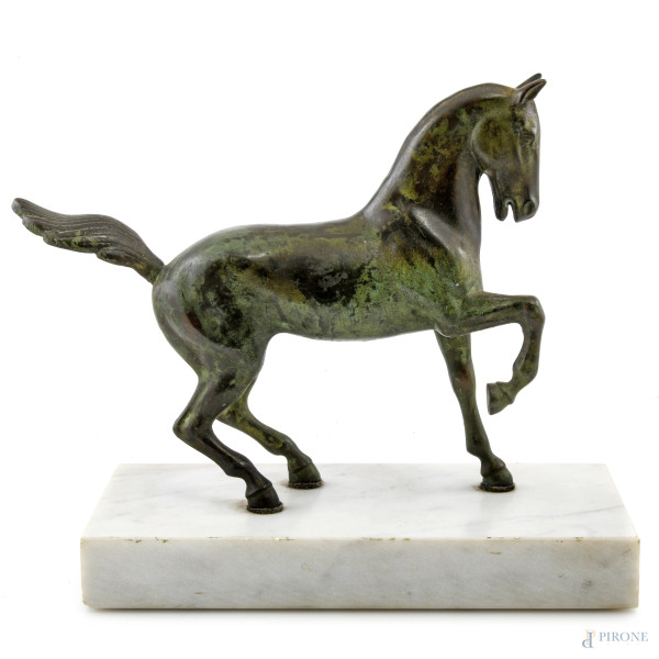 Cavallo, scultura in bronzo su base in marmo, XX secolo, cm 29x30x17, (segni di usura, scalfiture, difetti, scultura non fissata su base)