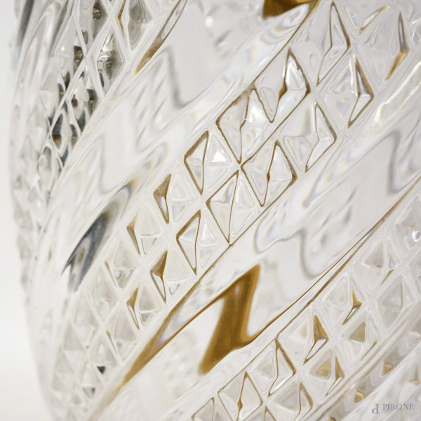 Coppia di lumi da tavolo a balaustro in vetro molato con montature in metallo dorato, XX secolo, ...