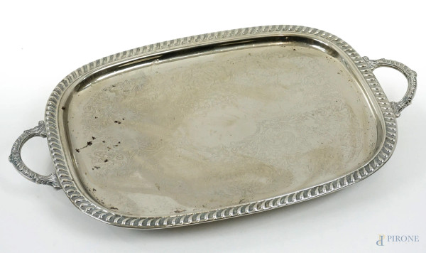 Vassoio guantiera in metallo argentato, parti incise e cesellate, poggiante su quattro piedini, cm 36x56, (difetti)