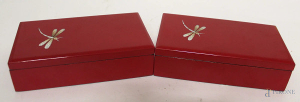 Lotto composto da due scatole in legno e lacca rossa con lilibellula a rilievo, h. 5 cm, 18x10.