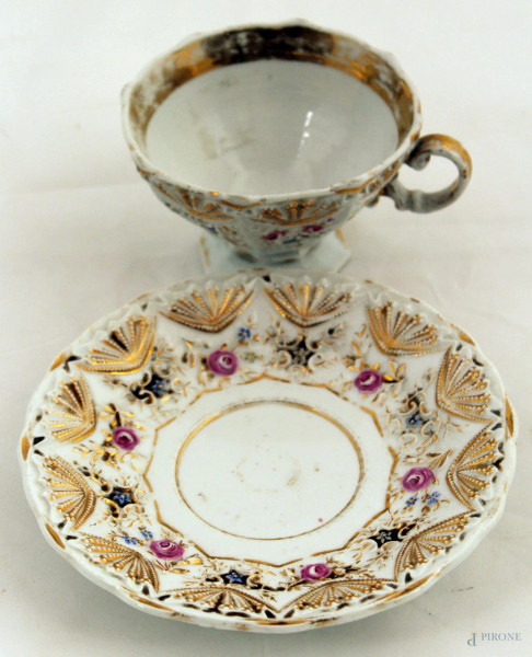 Tazzina con piattino in porcellana con decori a rilievo a motivi floreali, marcata Maissen,  h.8 cm