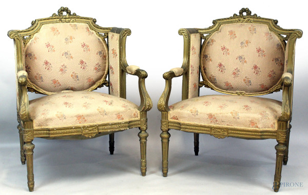 Due poltroncine a pozzetto stile Luigi XVI, in legno intagliato e dorato, schienali e sedute rivestiti in stoffa beige a motivi floreali, cm 93x70x53, XX secolo, (difetti e macchie)