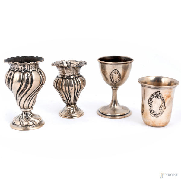 Lotto di oggetti di in argento, XX secolo, peso lordo complessivo gr 1300, (segni di usura, difet...