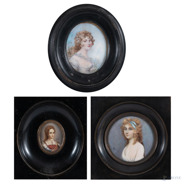 Lotto di tre miniature a serto circolare e ovale raffiguranti figure femminili entro cornici in legno laccato nero, XIX-XX secolo, misure massime comprensive di cornice cm 14x14