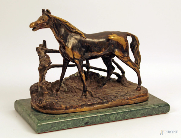 Cavallo, scultura in bronzo, base in marmo, h. cm 18.