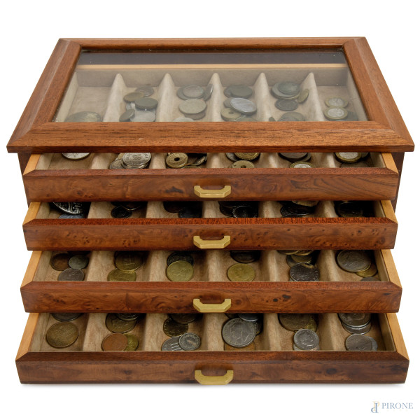 Monetiere in legno con quattro cassetti contenenti monete di diverso genere e provenienza, cm 17x34x22, (difetti)