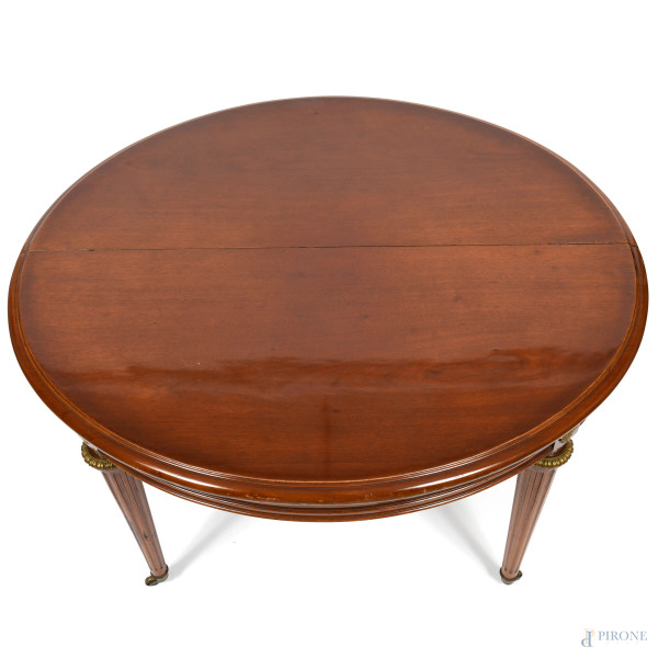 Tavolo tondo in noce allungabile con due prolunghe di larghezza cm 51 cadauna, Francia, XX secolo...