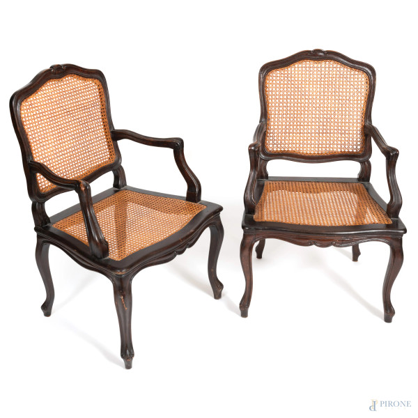 Coppia di poltrone in legno con seduta e schienale in paglia di Vienna, XX secolo, cm 100x60x52, (segni di usura, scalfiture, lievi difetti)