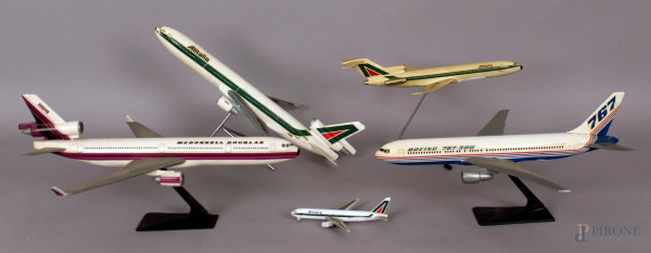 Lotto composto da cinque modellini di aerei in plastica di cui uno in  metallo, lunghezza max. 31 cm.