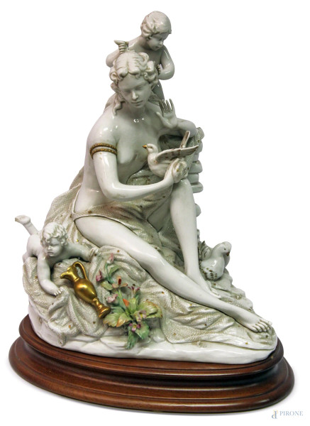 Venere con putti, scultura in porcellana firmata Carpié, h.35 cm (difetti)