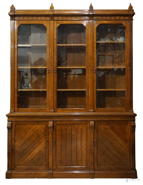 Libreria a doppio corpo in noce, inizio XX secolo, parte superiore con tre sportelli a vetri, e parte inferiore a tre ante, cm 268x198x46,5, (piccole mancanze)