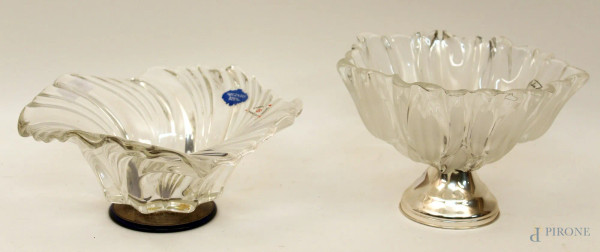 Lotto di due alzate in cristallo con basi in  argento, H 12 cm e 9 cm.