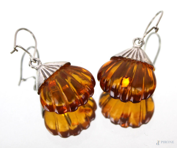 Coppia di orecchini in ambra e argento a forma di conchiglie