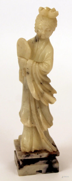 Geisha, scultura in pietra saponaria, h. 18 cm.