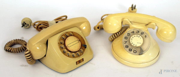 Lotto di due vecchi telefoni