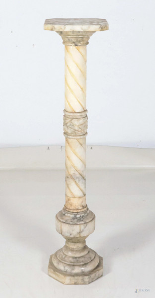 Colonna in marmo bianco venato, XX secolo, altezza cm 100, (segni di usura, graffi, scalfiture, difetti)