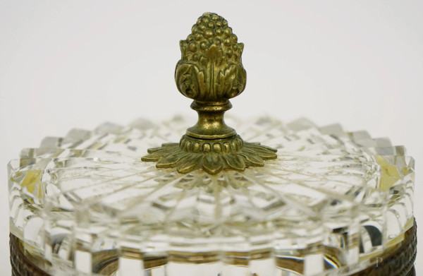 Cofanetto in cristallo controtagliato, metà XX secolo, presa del coperchio a pigna, struttura e f...