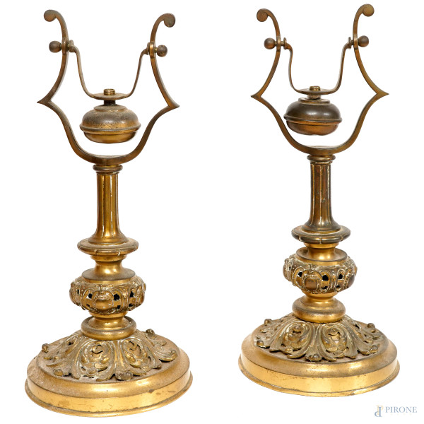 Coppia di lampade in bronzo dorato e cesellato a motivi floreali con base circolare e paralume in carta nero-oro, XX secolo, altezza cm 45,5, (difetti) 