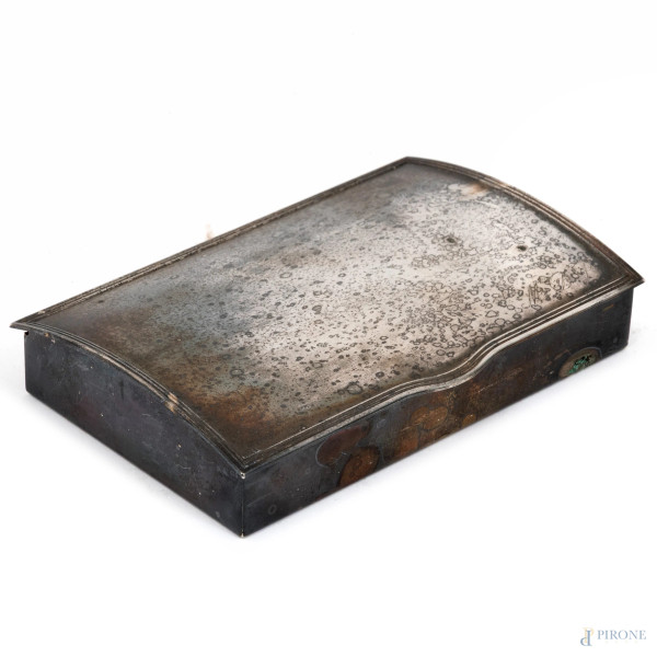 Lotto di tre oggetti in metallo argentato e un vasetto a tulipano in argento 800, altezza massima...