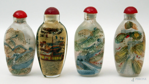 Lotto composto da quattro snuff bottles in vetro dipinto a decoro di paesaggi, cm 8.