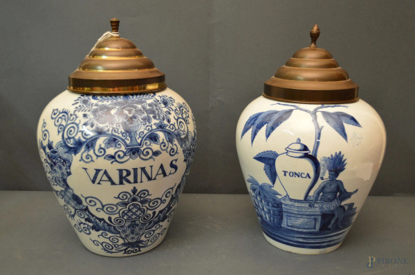 Coppia di vasi da farmacia in porcellana a decoro blu con tappi in ottone, Oalnda fine XIX sec, h.37 cm.