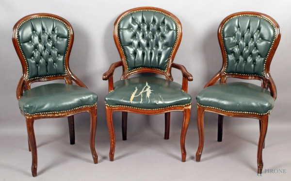 Lotto composto da una poltrona e due sedie in mogano rivestite in ecopelle color verde, (sulla poltrona la seduta presenta difetti).