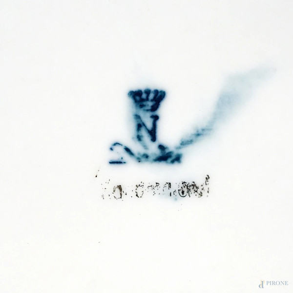 Lotto composto da un candelabro ed un cofanetto in porcellana policroma, manifatture diverse, XX ...