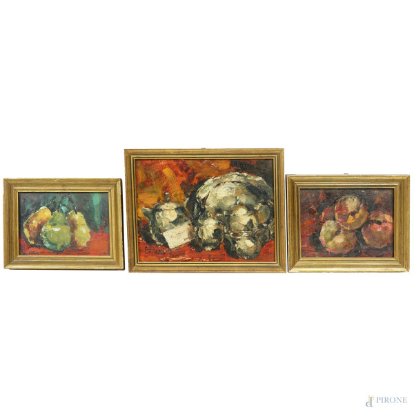 Lotto di tre piccoli dipinti raffiguranti nature morte, olio su cartone, misure max cm 19x25, firmati Carnevali, entro cornici