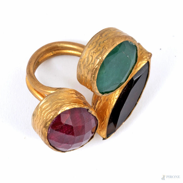 Anello in metallo dorato e vetri colorati, misura 15