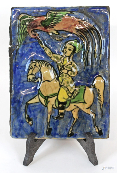 Antica placca in ceramica smaltata e dipinta raffigurante personaggio a cavallo, cm 22,5x16,5, arte orientale, (difetti e restauri).