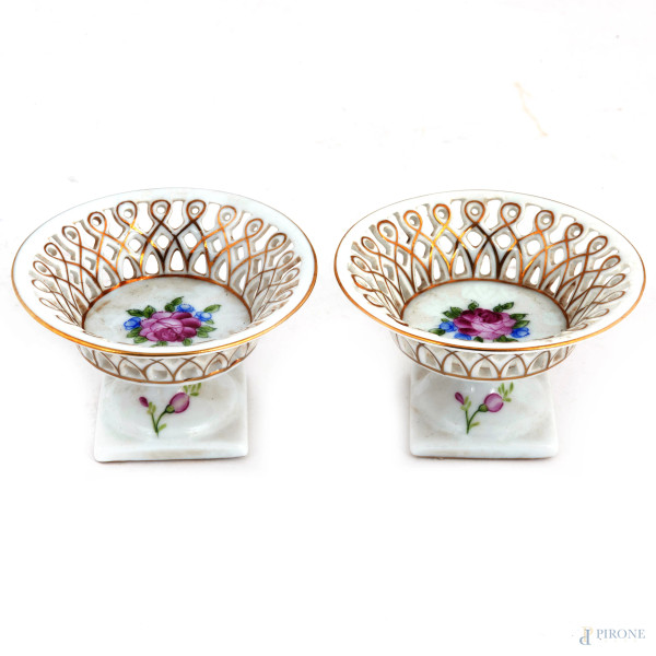 Coppia di alzatine traforate in porcellana Sevres nei toni del bianco e dell'oro con rose al cavetto, XX secolo, altezza massima cm 6,5, (segni di usura, rotture, restauri)
