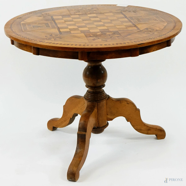 Basso tavolino tondo, XIX secolo, piano intarsiato a scacchiera e motivi geometrici, diametro cm 79, cm h 65, (difetti). 