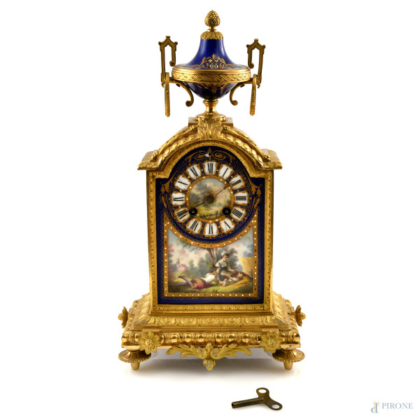 Orologio da camino in bronzo dorato  e cesellato con elementi in porcellana decorata con scene pastorali, XIX secolo, altezza cm 40, (segni di usura, perdite di doratura, scalfiture, restauri, da revisionare)
