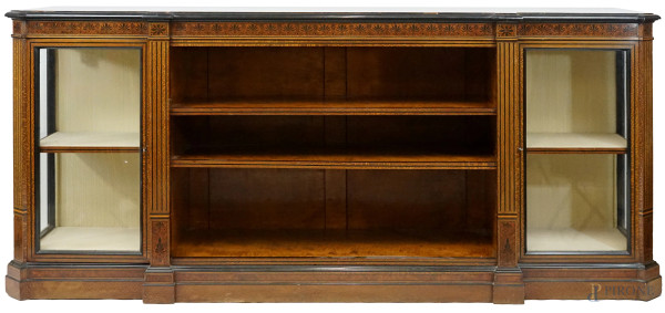 Credenza in legno impiallacciato in varie essenze, XX secolo, parte centrale a giorno, due sportelli laterali a vetri, cm 95x215x52