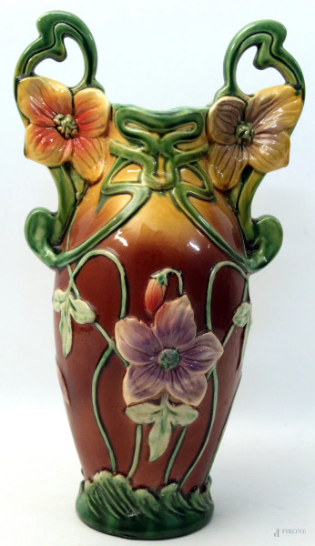 Vaso liberty in maiolica policroma a decoro di fiori, h. 37 cm.