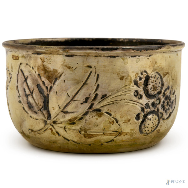 Bowl in argento con foglie a sbalzo, XX secolo, altezza cm 6,5, diametro cm 12, gr. 120, (difetti)
