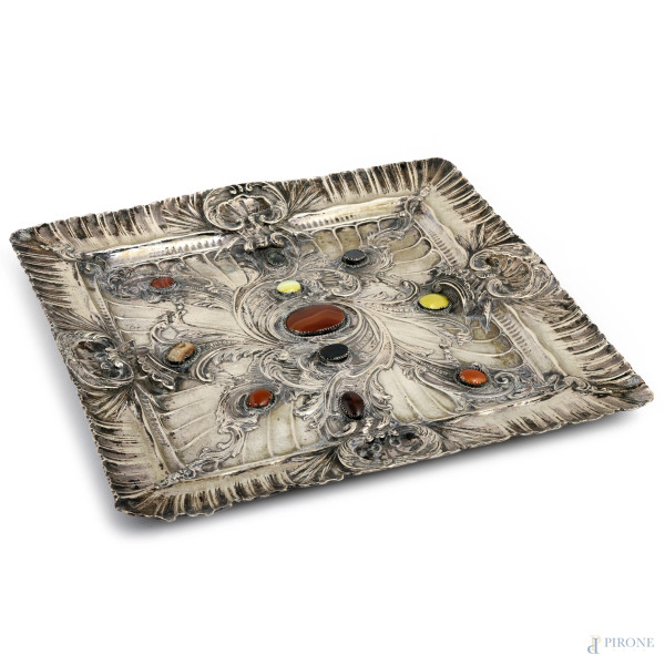 Vassoio centrotavola in argento 800/000 e pietre dure, cm 34x35, peso lordo gr 960, (segni di usu...