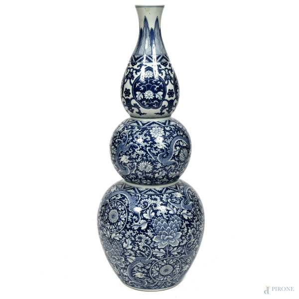 Vaso a tre zucche decorato nei toni del bianco e del blu a motivi geometrico-floreali e dragoni. Cina, XX secolo, altezza cm 98,5, firmato alla base, (lievi segni di usura)