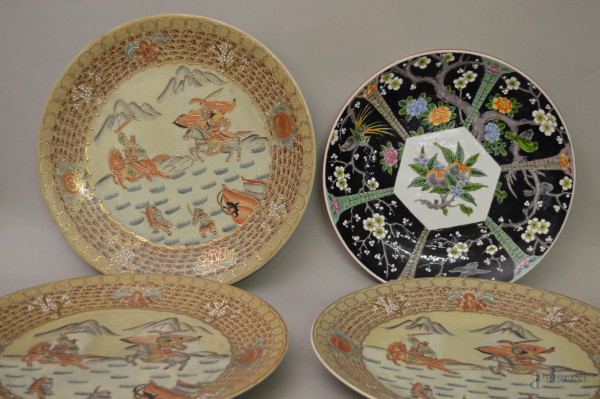 Lotto di quattro piatti in porcellana orientale a decoro policromo di samurai, primi '900, diam. 41 cm.