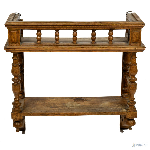 Mensola in noce con elemento apicale a balaustra e colonnine tornite, XX secolo, cm 64x63x23,5, (segni di usura, scalfiture, difetti)