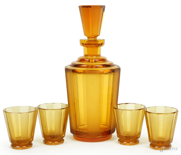 Servizio da liquore déco, in vetro arancio, composto da una bottiglia e quattro bicchierini, alt. max cm 22.