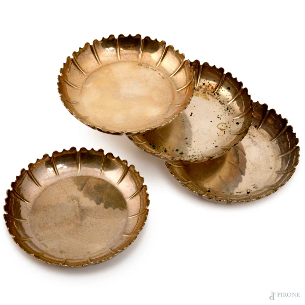 Lotto composto da 4 piattini in argento dal profilo mistilineo, XX secolo, diametro cm 10, peso totale gr. 380
