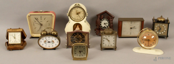 Lotto di undici orologi di epoche e materiali diversi, h massima 15,5.